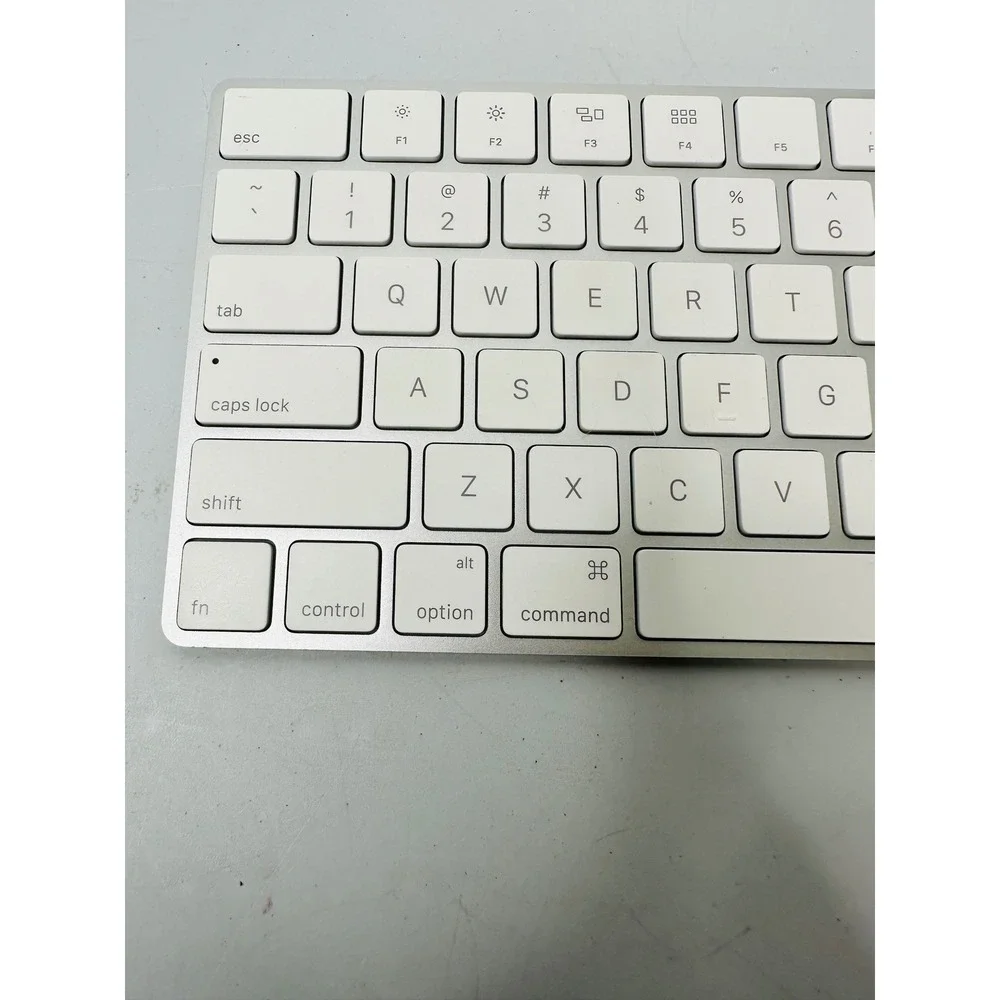 Apple Magic Keyboard A1644 EMC 2815 Wireless Bluetooth Silver Full Size
